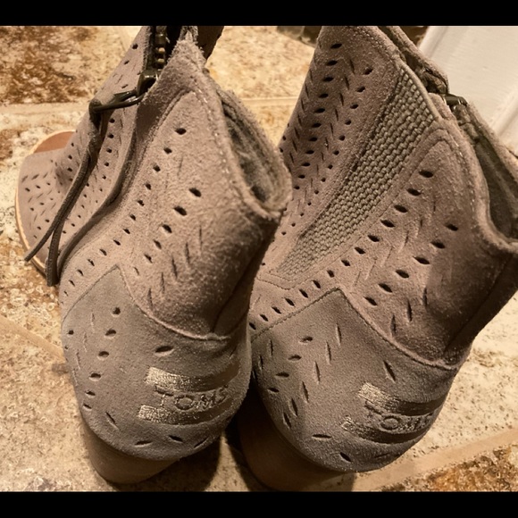 LIKE NEW - TOMS SIZE 8 MAJORCA DESERT SUEDE PERFORATED LEAF PEEP TOE BOOTIES - Picture 5 of 7